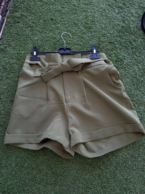 Unique21 women's shorts with belt like new, khaki green
