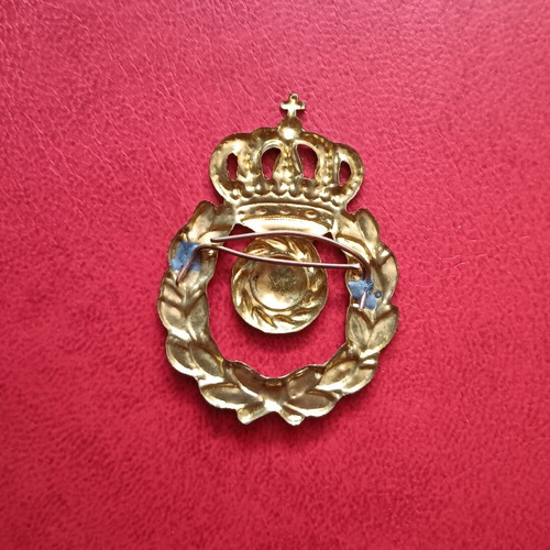 Metal Collectible Royal Emblem like new