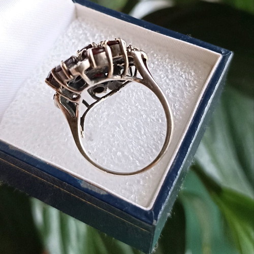 Silver 925 ring with 11 garnets and marcasites like new