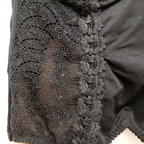 Luna black satin corset size 80C like new with lace and underwire