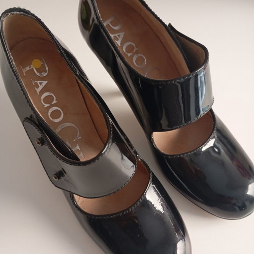 Paco Gil women's pumps size 35.5 like new black and gold