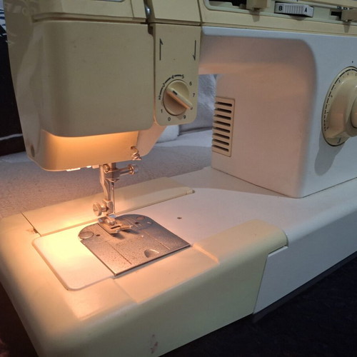 Singer vintage sewing machine used, works normally