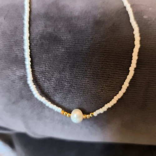 Necklace with white pearls and stainless steel chain like new