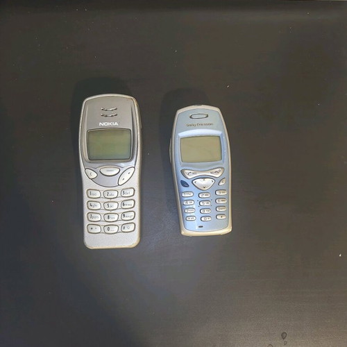 Old collectible cell phones used with battery