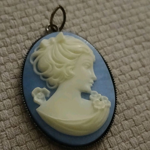 Vintage cameo pendant like new, white and blue