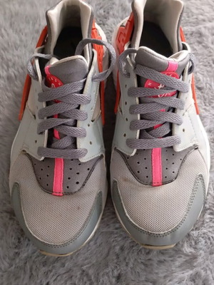 Nike Air Huarache athletic shoes like new, size 38, gray and pink