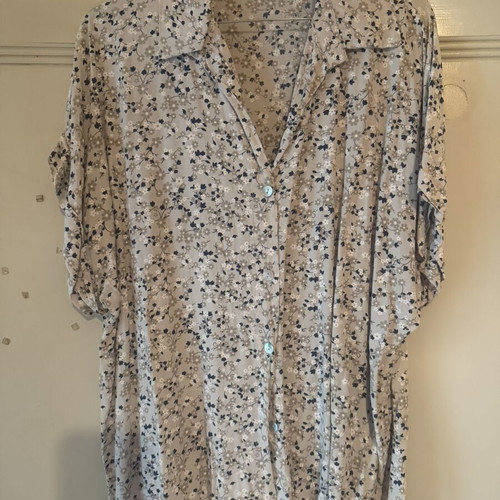 Floral shirt like new, size XXL