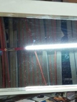 Καθρέπτης μπάνιου σε καλή κατάσταση με θέσεις για τρία φώτα