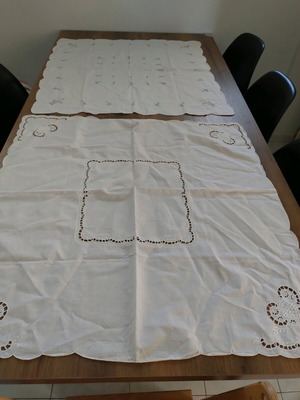 Table linens new, pack of 2, 80 cm floral and 84 cm white