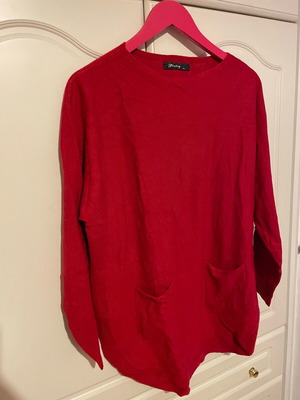 Red pullover like new, ML