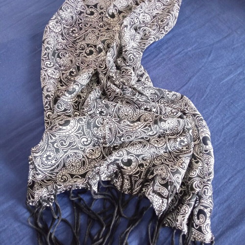 Summer scarf like new with black and white paisley pattern