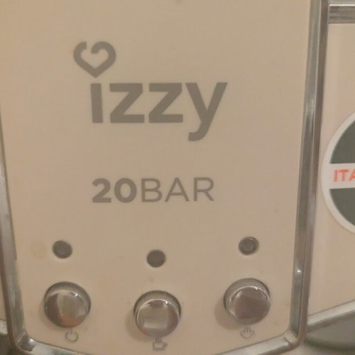Izzy Crème beige espresso machine set with Izzy Caffeccino milk frother