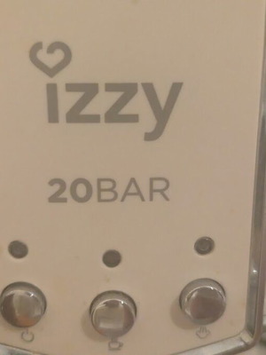 Izzy Crème beige espresso machine set with Izzy Caffeccino milk frother