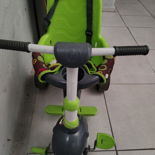 Children's tricycle like new with two compartments and like new wheels