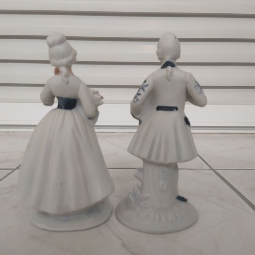 Decorative plaster figurine couple like new