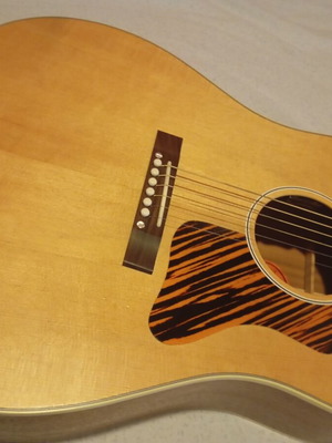 Gibson Electroacoustic Guitar like new, Round Shoulder J-45
