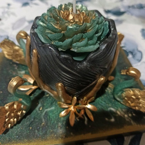 Handmade luxury decorative piece made of resin like new