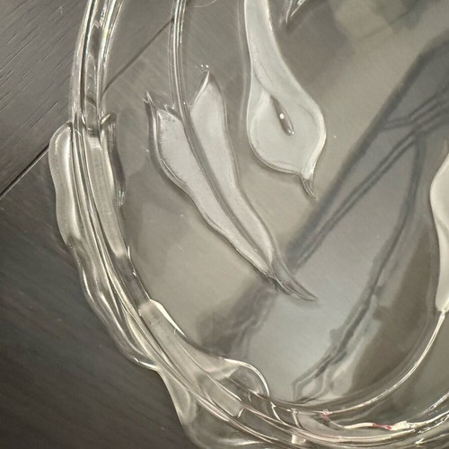 Glass tray with calla lily design like new, 32cm diameter