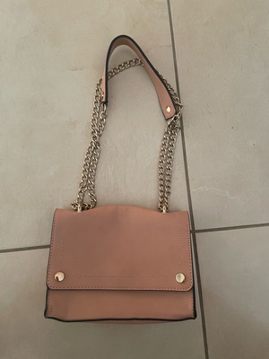 Τσαντάκι χιαστί σαν καινούριο σομόν με χρυσή αλυσίδα