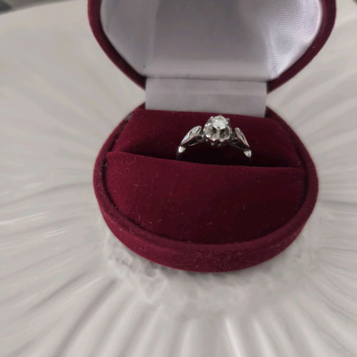 White gold 18k solitaire ring with 3 diamonds like new