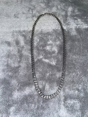 Chain like new, silver color