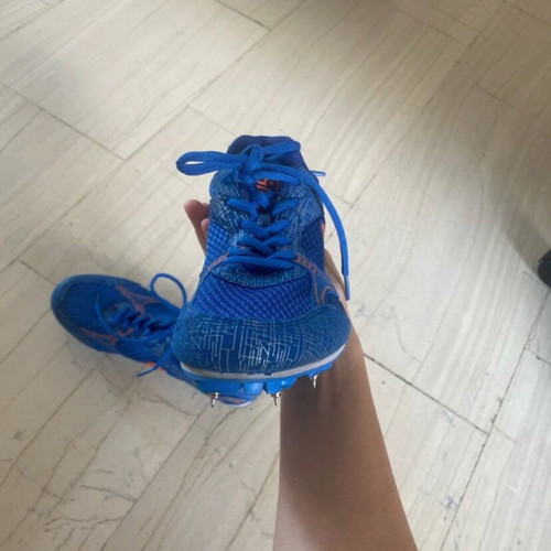 Admiral sprinting shoes with extra spikes, size 40, blue