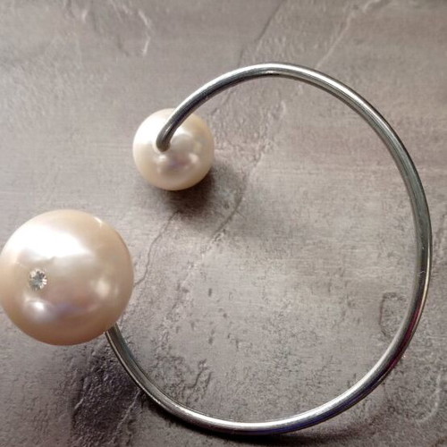 Bracelet with faux pearls like new, adjustable