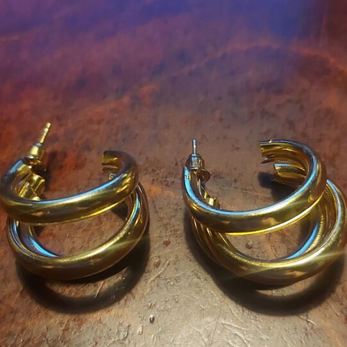 Metal Earrings new, gold color