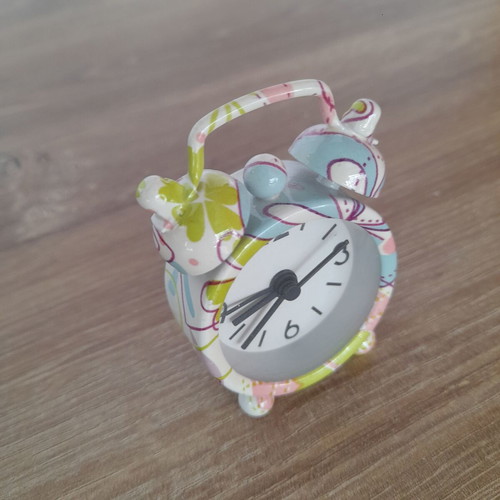 Small analog clock like new with battery