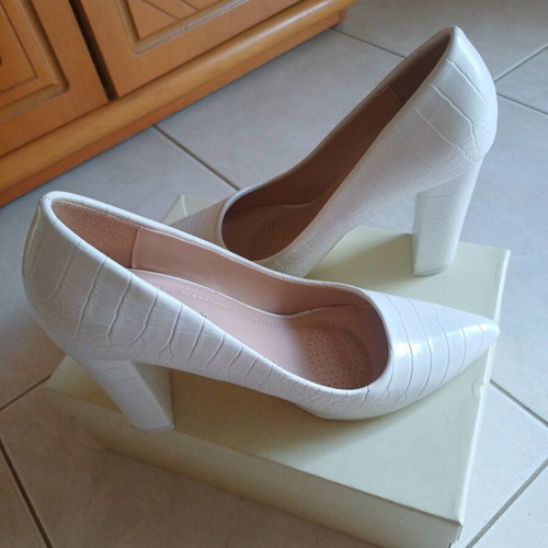 Pumps like new, white with croco pattern, size 38, heel 9.5cm