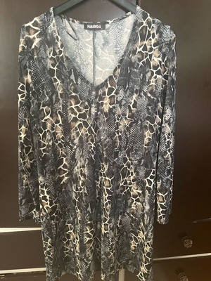 Paranoia short dress like new, size L, black and white