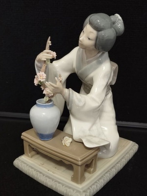 Порцеланова фигура Lladro Гейша употребявана от Япония