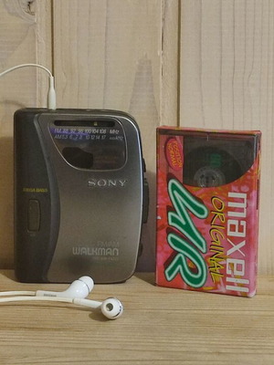 Sony Walkman WM-FX323 vintage portable cassette player used