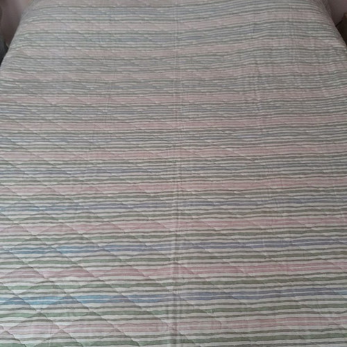 Double-sided quilt used in excellent condition