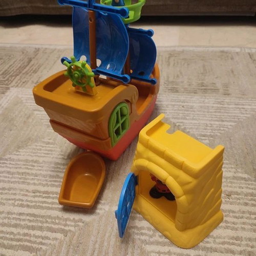 Kiddieland Pirate Ship & Hideout like new with sound effects and figures