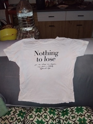 Λευκό γυναικείο T-shirt με κλασική γραμμή και στάμπα "Nothing to lose"