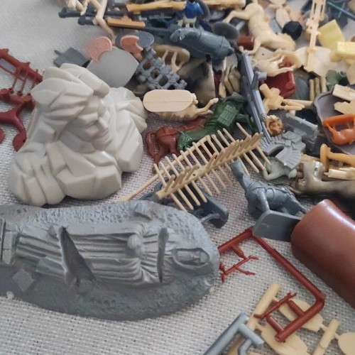 Modeling figures set with statues, horses, forts, shields, weapons