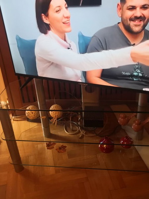 Τραπέζι τηλεόρασης σαν καινούργιο, διαστάσεων 0,45Χ1,05μ.