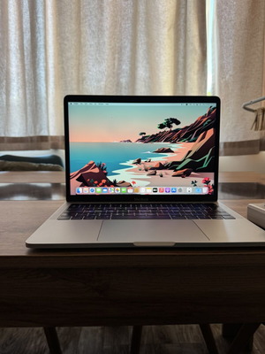 Apple MacBook Pro 13.3" Retina 2019, Intel Core i7, 16GB RAM, 512GB SSD, Touch Bar