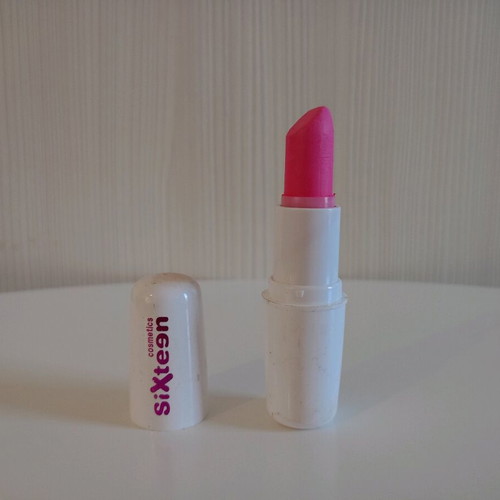 Sixteen lipstick like new