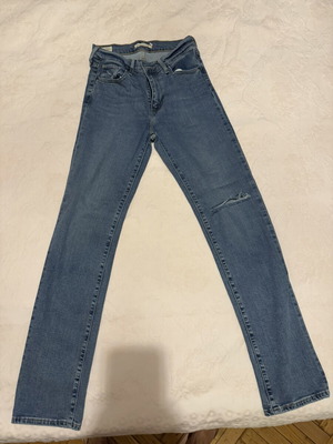 Levi's ελαστικό τζιν μέγεθος 26/30 μεταχειρισμένο με σκίσιμο στο γόνατο, μπλε
