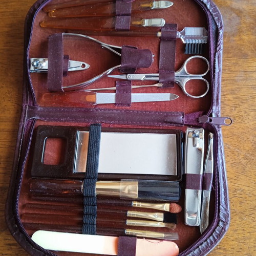 Leather grooming case with 18 manicure and makeup tools new