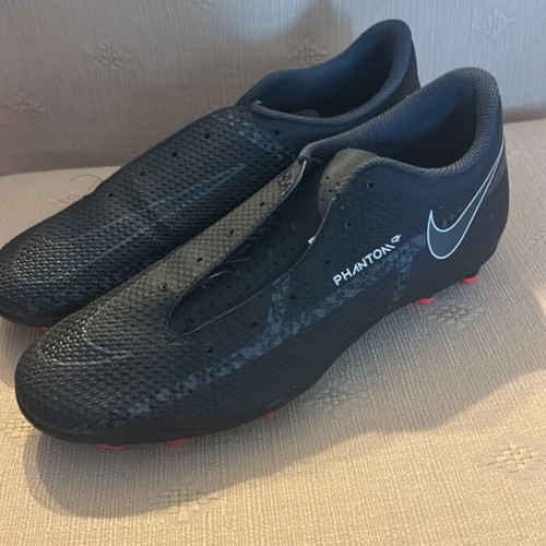 Nike football shoes like new, size 42, without laces, black