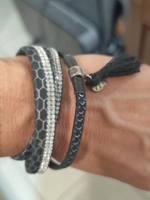 Women's multi-row bracelet with rhinestones and magnetic clasp black like new