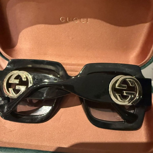 Gucci sunglasses like new, black
