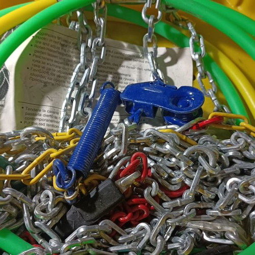 Car snow chains used for various tire sizes