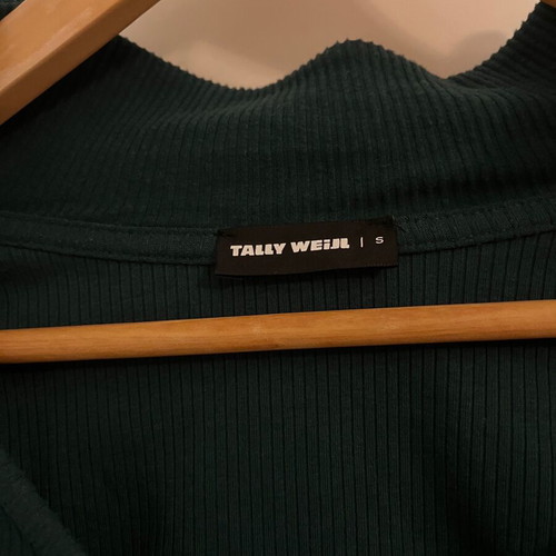 Long-sleeve top dark green like new with nice details