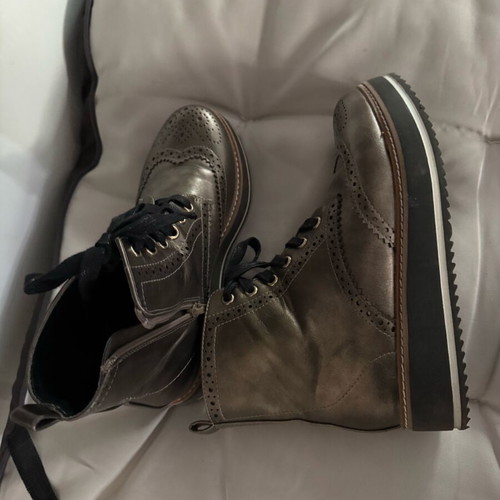Women's boots like new, metallic color