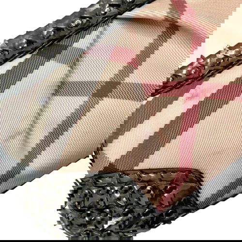 Burberry чанта за рамо употребявана, бежова и сребърна лакова кожа