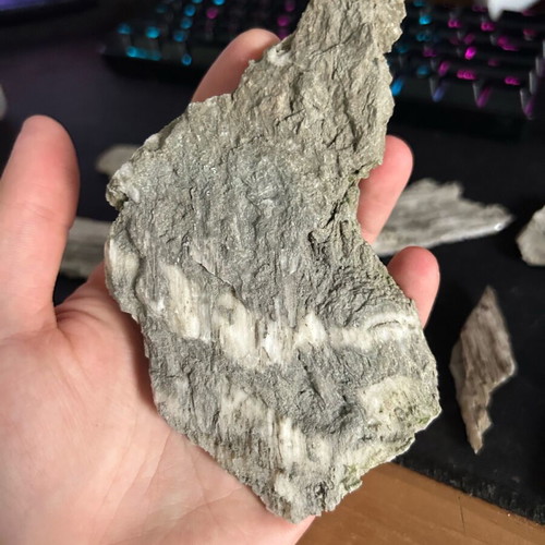 Gypsum crystals with bentonite inclusions from Patra new